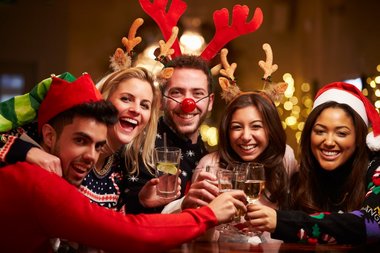 Folk i juletøj og julejakkesæt